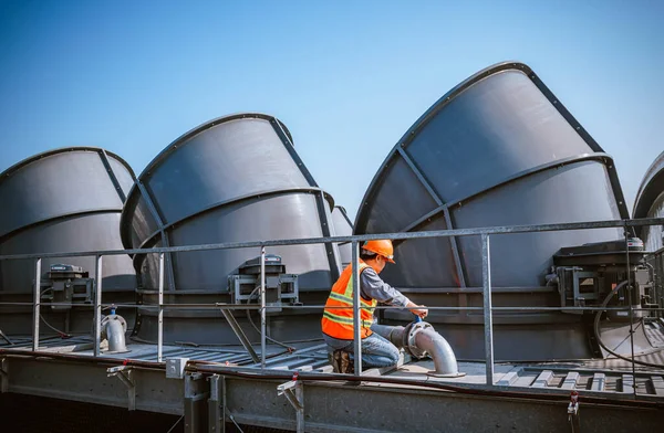 Engineer Checking Industry Cooling Tower Air Conditioner Water Cooling Tower — Stock Photo, Image