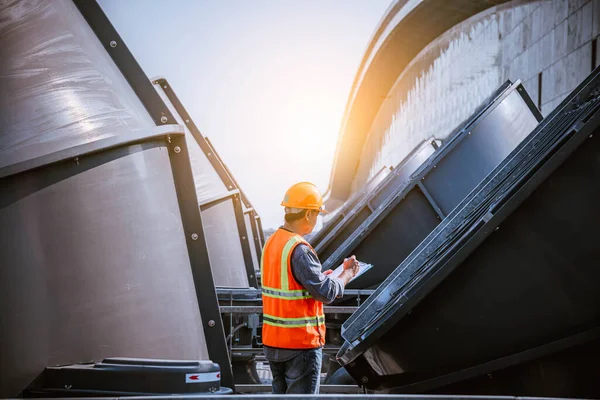 Ein Ingenieur Unter Kontrolle Der Industrie Kühlturm Klimaanlage Ist Wasser — Stockfoto