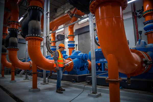 Ein Ingenieur Unter Kontrolle Der Industrie Kühlturm Klimaanlage Ist Wasser — Stockfoto