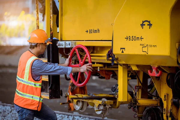 Engenheiro Sob Inspeção Verificação Processo Construção Interruptor Ferroviário Verificação Trabalho — Fotografia de Stock