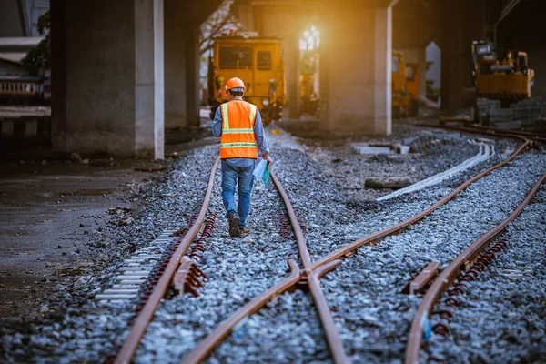 Ingenieur Onder Inspectie Controle Van Bouwproces Spoorwegschakelaar Controle Van Werkzaamheden — Stockfoto