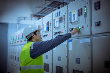 Mühendis, Ana Dağıtım Tahta Fabrikası 'nda çalışan voltaj aralığını kontrol etmek için elektrik santraliyle çalışıyor..