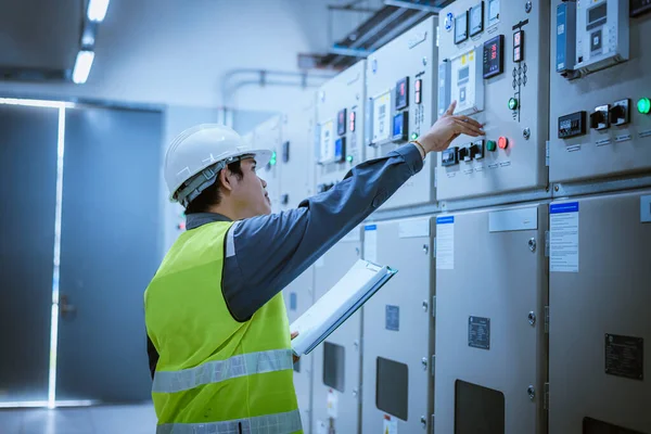 Der Ingenieur Überprüft Und Inspiziert Die Schalttafel Der Mdb Arbeitet — Stockfoto