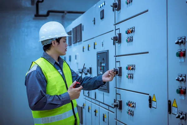 Der Ingenieur Überprüft Und Inspiziert Die Schalttafel Der Mdb Arbeitet — Stockfoto