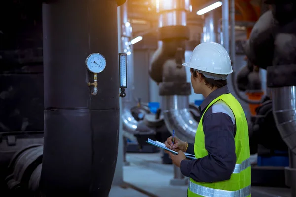 Ein Ingenieur Unter Kontrolle Der Industrie Kühlturm Klimaanlage Ist Wasser — Stockfoto