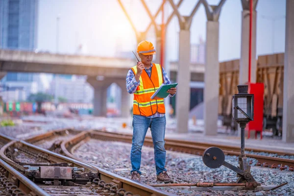 Ingenieur Unter Inspektion Und Überprüfung Des Bauprozesses Bahnschalter Und Überprüfung — Stockfoto