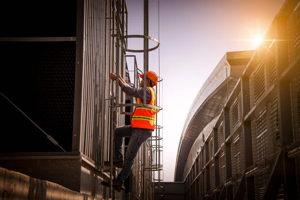 Ingeniero Bajo Control Del Acondicionador Aire Torre Enfriamiento Industria Enfriador — Foto de Stock