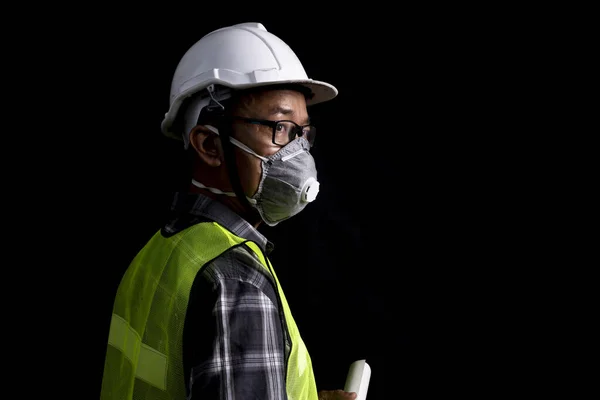 工事用鉄道駅の点検 点検を行う技術者ウイルス対策用マスクを着用した作業で安全制服と安全ヘルメットを着用する技術者 — ストック写真