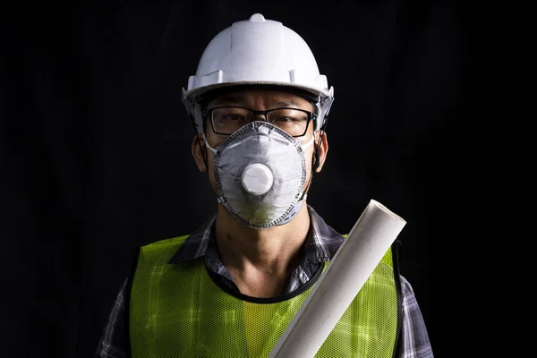 工事用鉄道駅の点検 点検を行う技術者ウイルス対策用マスクを着用した作業で安全制服と安全ヘルメットを着用する技術者 — ストック写真