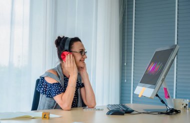 Portre işkadını biraz ara verip müzik formlarını listeledi telefon dinledi ve ofis işlerinde finans sektörünü güncelledi.. 