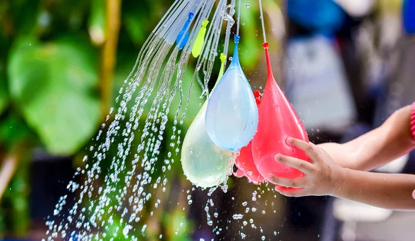 夏の休日に遊ぶカラフルな水風船 — ストック写真