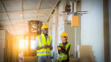 Sanayi mühendisi ve işçi teftiş altında ve fabrika istasyonundaki üretim sürecini kontrol ediyorlar. Fabrika plantasyonunda günlük üniforma ve güvenlik kaskı giyiyorlar.