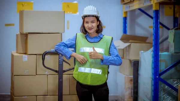 Industrie Blij Werknemer Poseren Pull Verplaatsen Van Een Zware Dozen — Stockfoto