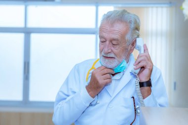 Hastanedeki hasta tedavisi için danışmanlık altında tutulan portre doktoru