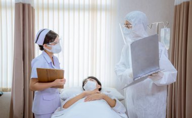 Koronavirüslerden korunmak ve hastalara bakmak için güvenlik üniforması ve tıbbi maske takan profesyonel doktor ekibi. .