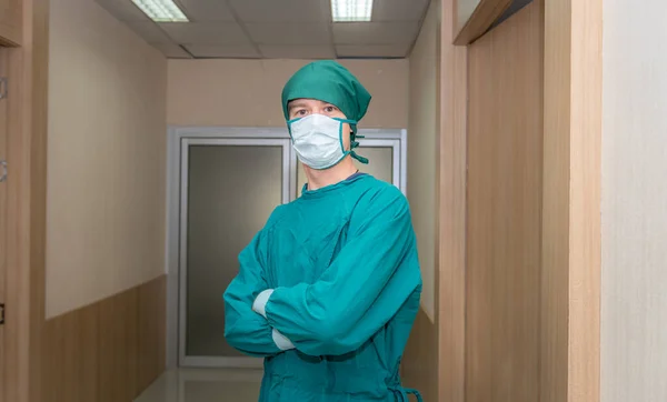 Portret Dokter Draagt Uniform Medisch Masker Poseren Tonen Veiligheid Van — Stockfoto