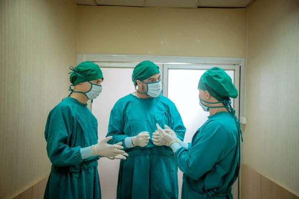 Équipe Médecins Chirurgiens Portant Uniforme Sécurité Masques Médicaux Préparation Opération — Photo