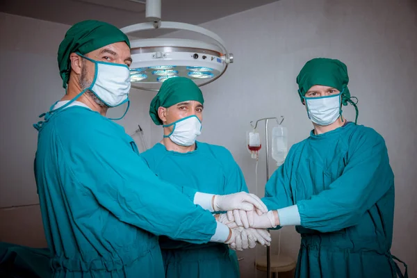 Ομάδα Ιατρών Χειρουργών Στολή Ασφαλείας Ιατρικές Μάσκες Και Προετοιμασία Επέμβασης — Φωτογραφία Αρχείου