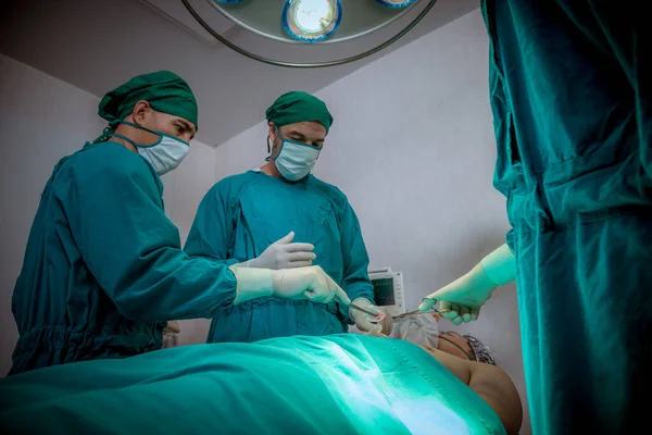Équipe Médecins Chirurgiens Portant Uniforme Sécurité Masques Médicaux Préparation Opération — Photo