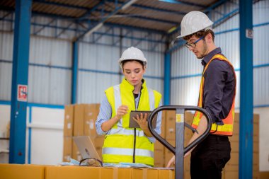 Portre çalışanları, fabrikadaki kirliliği ve virüsü korumak için güvenlik maskesi takarak istasyonda inceleme ve üretim maskesi üretim sürecini kontrol ediyorlar.