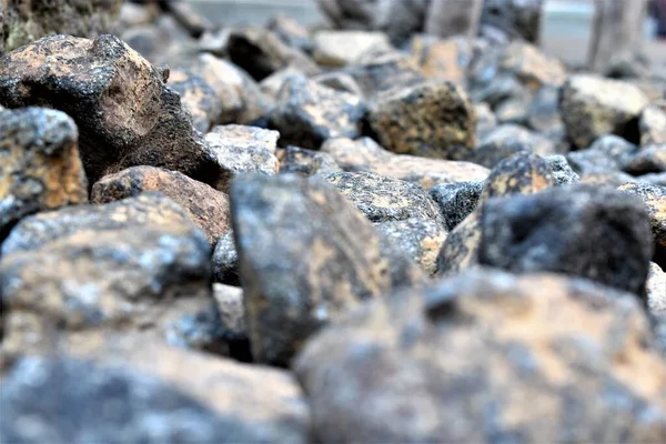 Nahaufnahme Bläulich Grauer Felsen Die Die Schulter Einer Straße Pflastern — Stockfoto