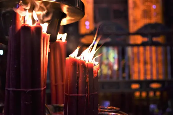 Las Velas Rojas Están Ardiendo Dentro Templo —  Fotos de Stock