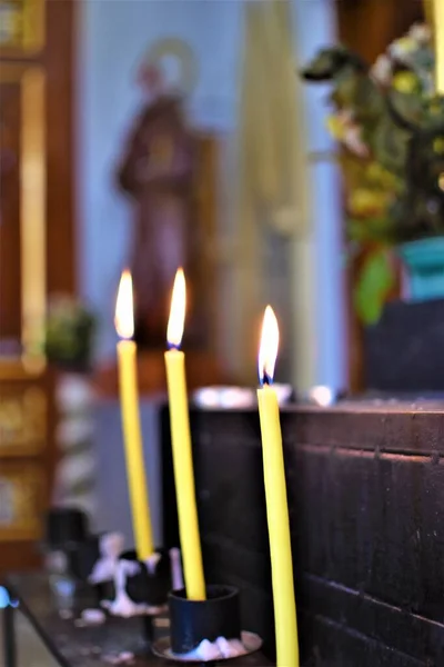 Tända Gula Ljus Ett Bönaltare Inne Kyrka — Stockfoto