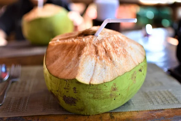 Agua Fresca Coco Servida Cáscara Restaurante Local Frente Mar — Foto de Stock