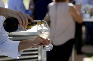 Kokteylde şarap servisi yapan garson