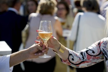 Kokteylde şarap servisi yapan garson