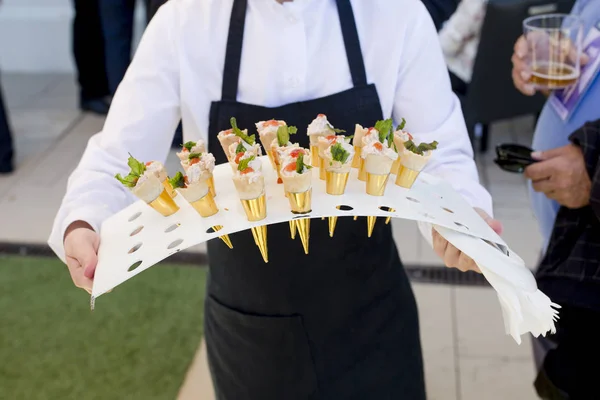 Waiter serving food in cocktail — Stock Photo, Image