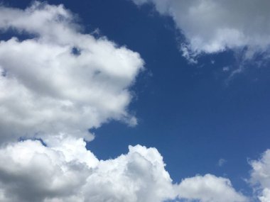 Mavi gökyüzünde beyaz bulutlar. Soyut doğal bileşim. Minimalizm.