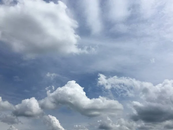 Krásná Obloha Pokrytá Hustými Mraky Přírodní Relaxační Pozadí — Stock fotografie