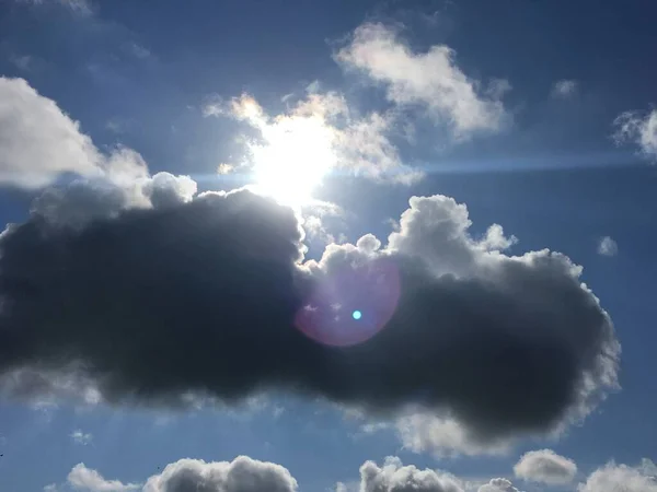 Die Sonnenstrahlen Brechen Durch Die Grauen Wolken Himmlische Komposition Abstraktion — Stockfoto