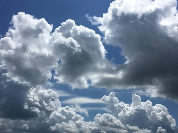Yaz Güneşi Kalın Bulutlarla Gizlenmiş Mavi Yaz Gökyüzü Doğa — Stok fotoğraf