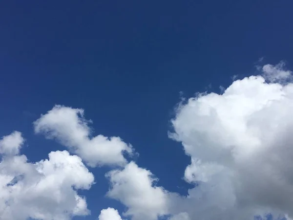 真っ青な空 白いふわふわの雲 自然的ミニマリズムと抽象化 — ストック写真