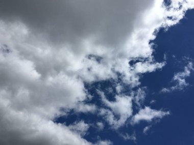 Bulutlu yaz gökyüzü. Soyut arkaplan. Minimalizm.