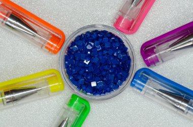 renkli jel kalemler arka plan için beyaz parlak arka plan üzerinde yakın