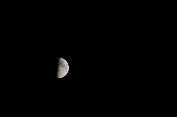 별과 구름이없는 검은 고립 된 하늘에 달 — 스톡 사진