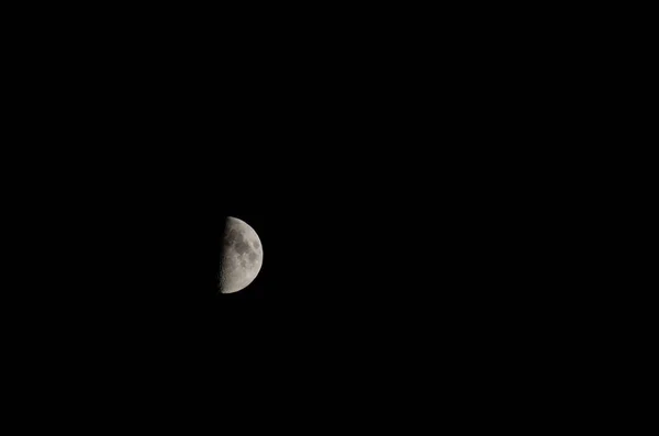 별과 구름이없는 검은 고립 된 하늘에 달 — 스톡 사진