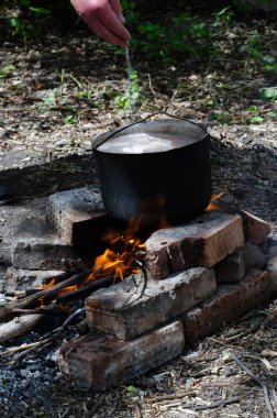 açık ateşte bir kazanda pişmiş çorba