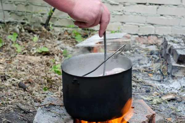 Gekookte soep in een ketel op open vuur — Stockfoto