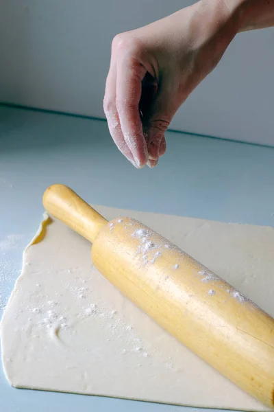 Saupoudrer la farine seule avec un rouleau à pâtisserie — Photo