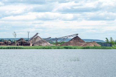 genel plan tekniği ile gölet üzerinde kum çukuru