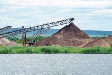 genel plan tekniği ile gölet üzerinde kum çukuru