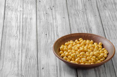 ıslatma sonra bir kil plaka içinde çiğ nohut