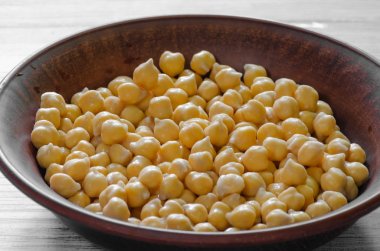 ıslatma sonra bir kil plaka içinde çiğ nohut