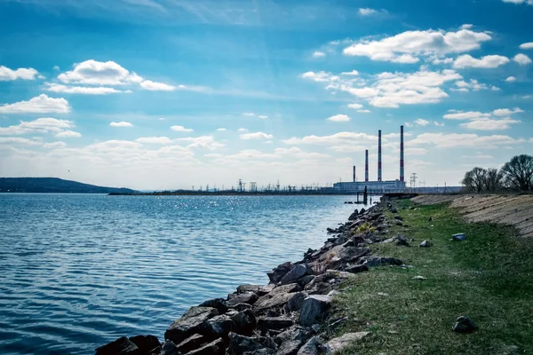 Güneşli bir günde nehir kıyısındaki elektrik santrali. Rusya, Tataristan Cumhuriyeti, Zainsk şehri, Zai nehri