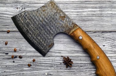 ahşap bir arka plan üzerinde eski vintage balta üst görünümü