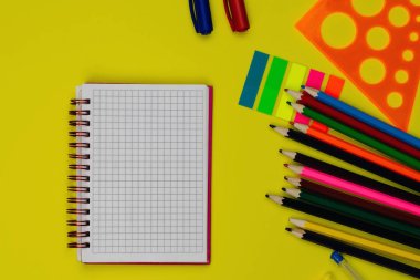 metin, kalem, renkli kalemler, defter, cetvel, üst görünümile sarı arka plan üzerinde pusula işareti için okul arka plan geri